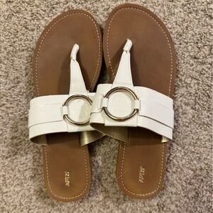 LIGHTLY WORN WHITE FLIP FLOPS